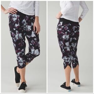 Lululemon Tranquil Crop in Kara Blossom Multi Black Size 4 Athletic Bottoms